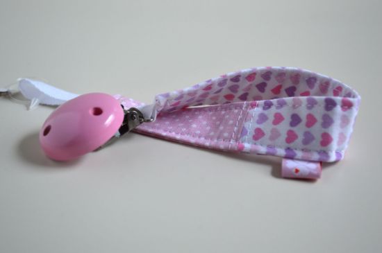 Bild von Schnullerband Herzchen rosa flieder