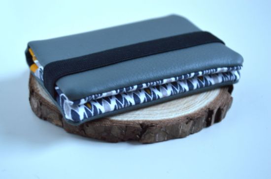 Bild von Kartenetui Blätter grau/schwarz/senf