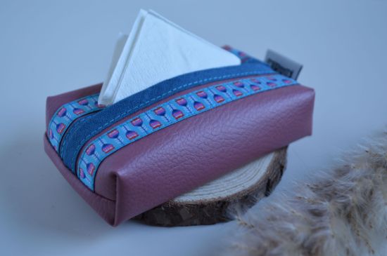 Bild von Taschentuchtascherl Kunstleder altrosa Blümchen