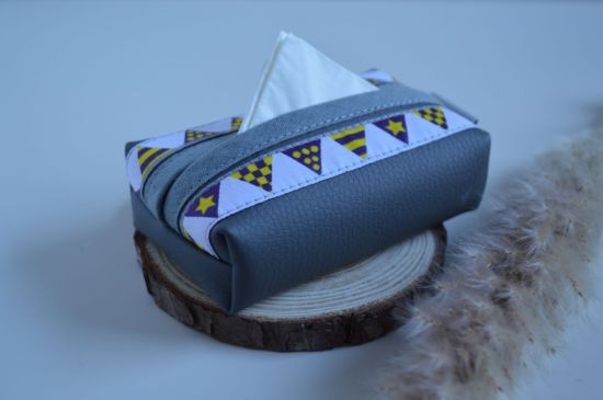 Bild von Taschentuchtascherl Kunstleder Wimpel grau/lila