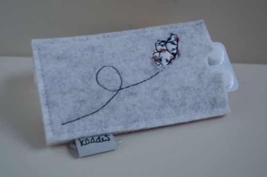 Bild von TablettenEtui Schmetterling weiß/rosa