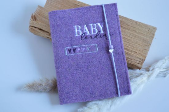 Bild von Mutterpass Baby loading flieder