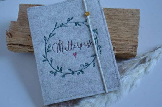 Bild von Mutterpass Blütenkranz beige