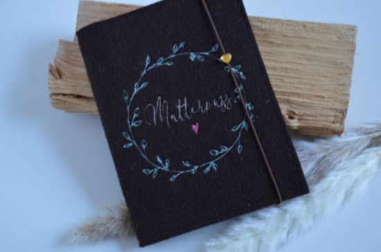 Bild von Mutterpass Blütenkranz dunkelbraun