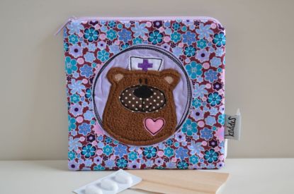 Bild von Medizintäschchen BärBel Blumen lila/braun