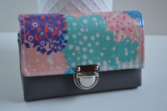 Bild von Geldbeutel mittel grafische Blümchen hellgrau/pastell