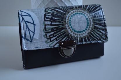 Bild von Geldbeutel mittel grafische Blumen grau/schwarz/petrol