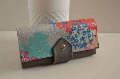Bild von Geldbeutel groß grafische Blumen grau/pastell